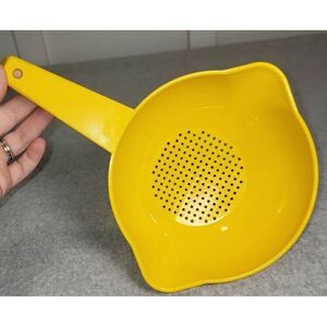 Tupperware 7" Mustard 1 Quart Strainer Colander With Handle #1200